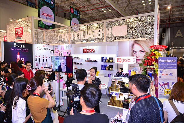  Adult, Female, Person, Woman, Male, Man, Accessories, Bag, Handbag, Chair, Furniture, Electronics, Mobile Phone, Phone, Shop, Jewelry, Necklace, Computer Hardware, Hardware, Monitor, Screen, People, Margot Robbie, Michelle Phan, Mỹ Linh, Mate Pavić