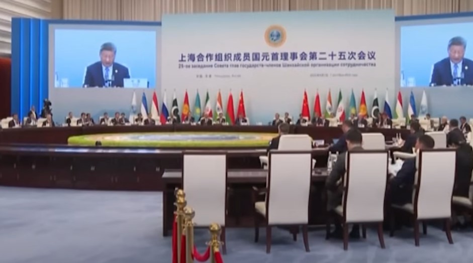  Crowd, Person, Audience, Clothing, Formal Wear, Suit, Speech, Head, Face, Festival, Hanukkah Menorah, Xi Jinping, Lou Yangsheng, Bill Kenney, Jonathan Cyprien