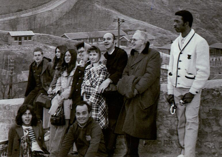 How sports diplomacy lost its innocence 1 The image shows a black and white photograph of the American delegation of table tennis players at the Great Wall of China