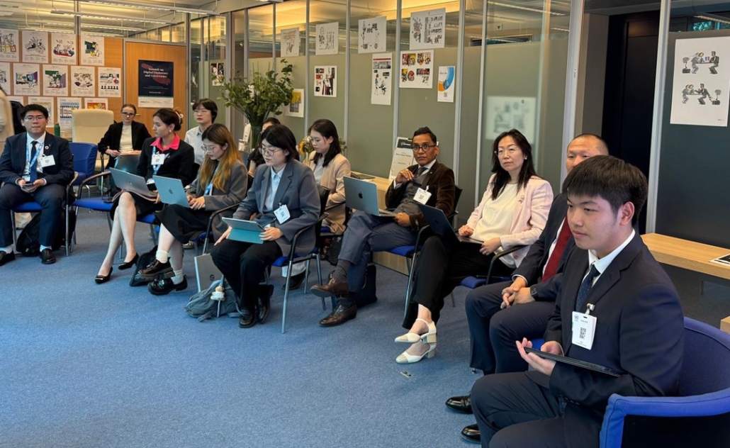 Adult, Female, Person, Woman, Male, Man, Crowd, Clothing, Footwear, Shoe, Face, Head, High Heel, Formal Wear, Suit, Audience, Computer, Electronics, Laptop, Pc, Alex Shibutani, Chen Yibing, Manami Matsumae, Eswar Prasad, Zhang Zhan, Gregory Hatanaka, Akiko Suzuki, Joh Sung-wook