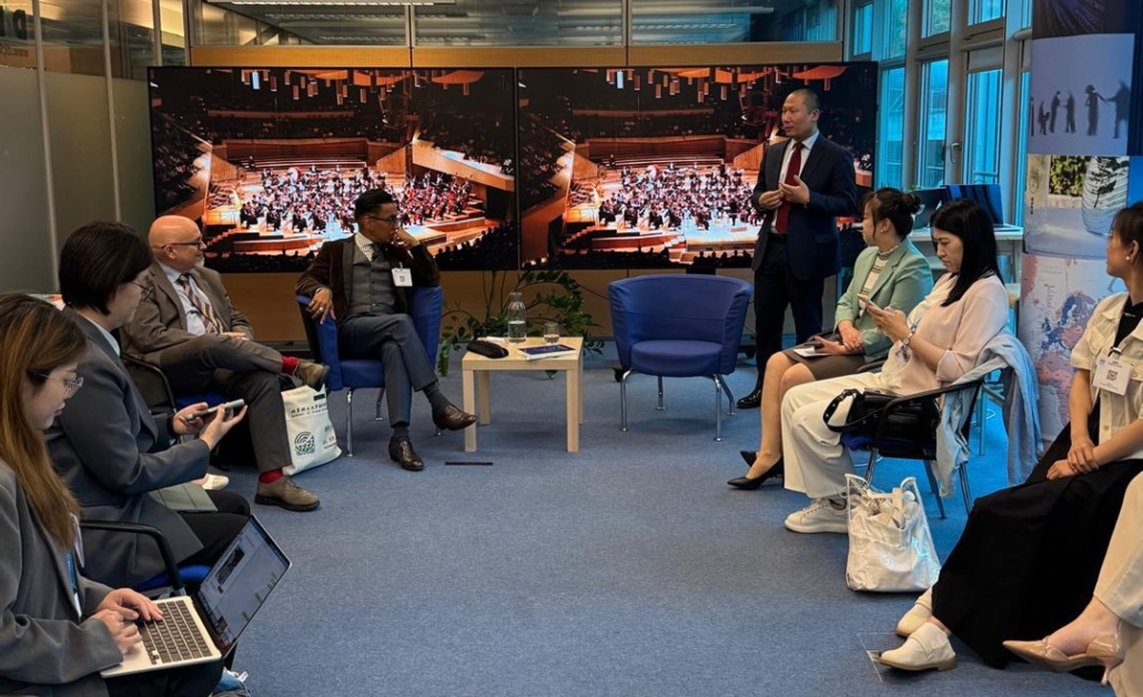 Adult, Female, Person, Woman, Male, Man, Accessories, Bag, Handbag, Chair, Furniture, Crowd, Clothing, Footwear, Shoe, Formal Wear, Tie, Suit, Computer, Electronics, Laptop, Pc, Audience, Mobile Phone, Phone, Christine Lieberknecht, Akiko Kamei, Christophe Godin