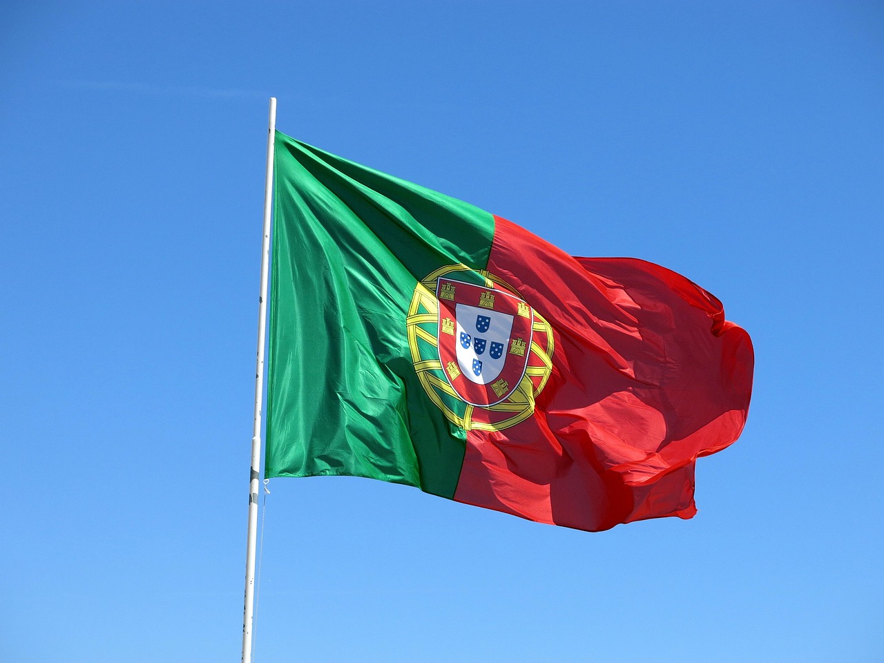 Portugal moves to tighten teen access to social media
