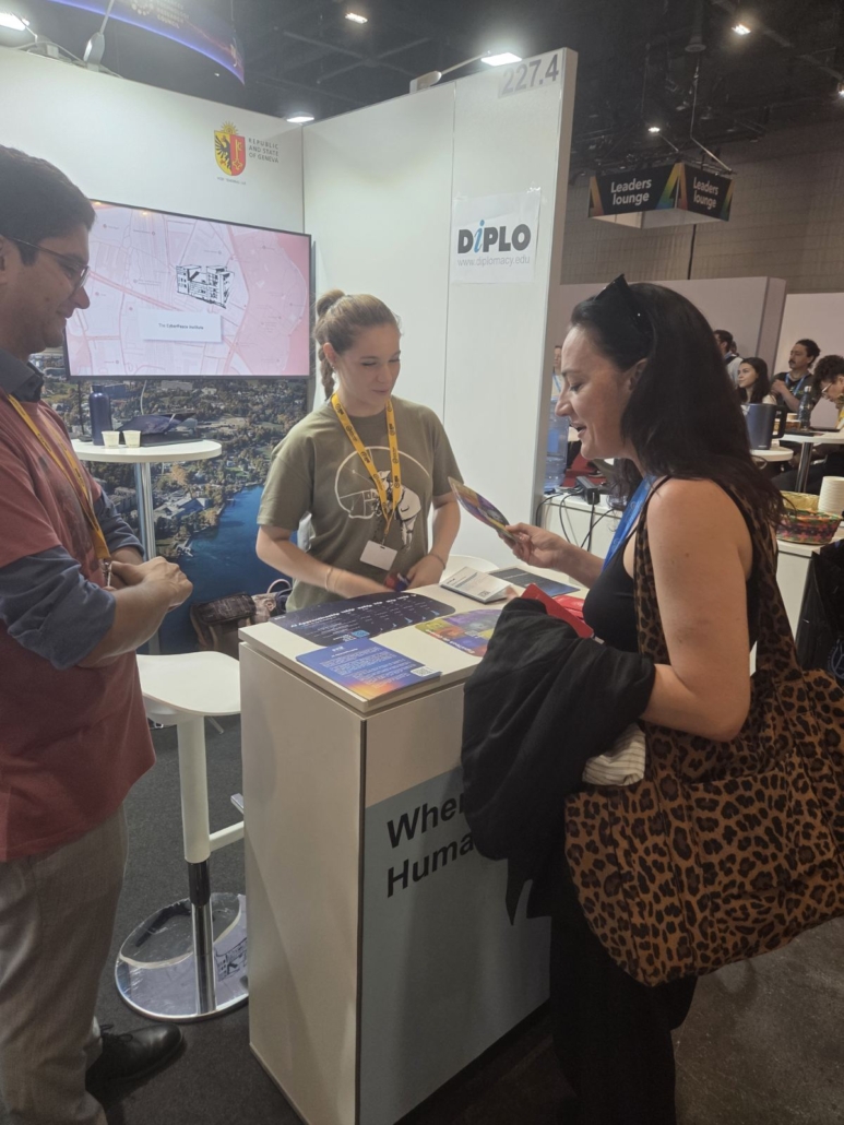  Adult, Female, Person, Woman, Accessories, Bag, Handbag, Male, Man, Indoors, Face, Head, Desk, Furniture, Table, Market, Shop, Advertisement, Computer Hardware, Electronics, Hardware, Monitor, Screen, Crowd, Miray Daner, Sergio González Rodríguez